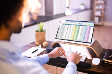 Elektronik Hesap Tablosu Analisti ya da Denetleyici Hibrit Laptop 'ta Yazılım Kullanıyor