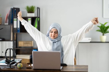 Ofis Masasında Bilgisayar Yakınındaki Uzatma Egzersizi