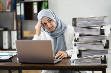 Ofisteki Öfkeli İşkolik Kadın Vergi İdaresi