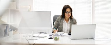 Muhasebeci ve Muhasebeci. Fatura ve Hesap Makinesi