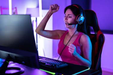 Heyecanlı Genç Oyuncu Kız Video Oyunu Kazandı. Çevrimiçi Turnuva Zaferi