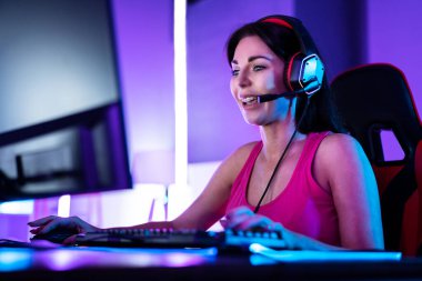 Çevrimiçi Siber Teknoloji Oyun Kızı İnternet Oyunu Oynuyor