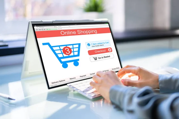 Online Ecommerce Bevásárlóközpont Vagy Áruház Laptop Képernyőn — Stock Fotó