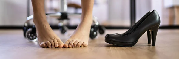 Primo Piano Una Donna Piedi Sudati Sulle Scarpe Sul Pavimento — Foto Stock