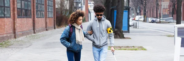 非洲青年盲人带着手杖穿过街道 — 图库照片