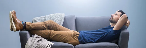 Foto Eines Mannes Der Sich Hause Auf Dem Sofa Entspannt — Stockfoto