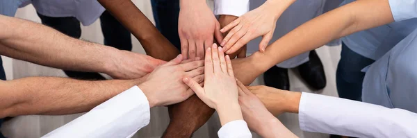 Diverse Mani Multiculturali Accatastate Cerchio Mani Supporto Coese Multirazziale — Foto Stock