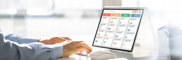Scrum Agile Projekt Auf Convertible Hybrid Laptop Computerbildschirm — Stockfoto