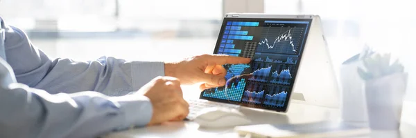 Dataanalytiker Med Hjälp Kpi Instrumentpanelen För Dataanalys — Stockfoto