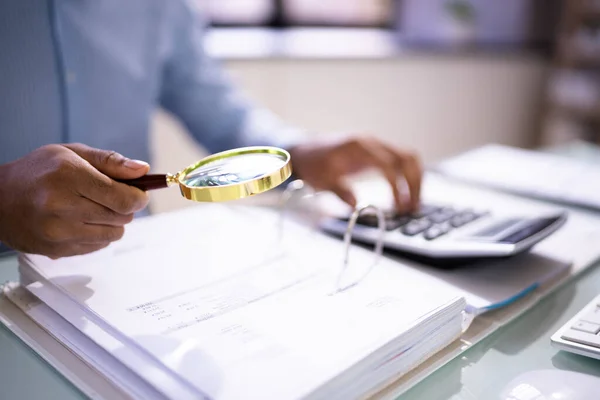 Auditor Die Vergrootglas Gebruikt Voor Audit Fraudeonderzoek — Stockfoto