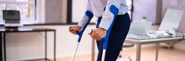 Yerinde Ofiste Koltuk Değnekleriyle Çalışan Bir Işçi Engelli Rehabilitasyon Yararları — Stok fotoğraf