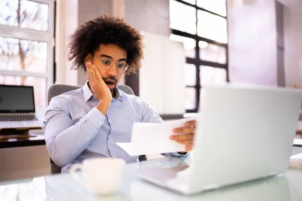 Hombre Preocupado Leyendo Nota Escritorio —  Fotos de Stock