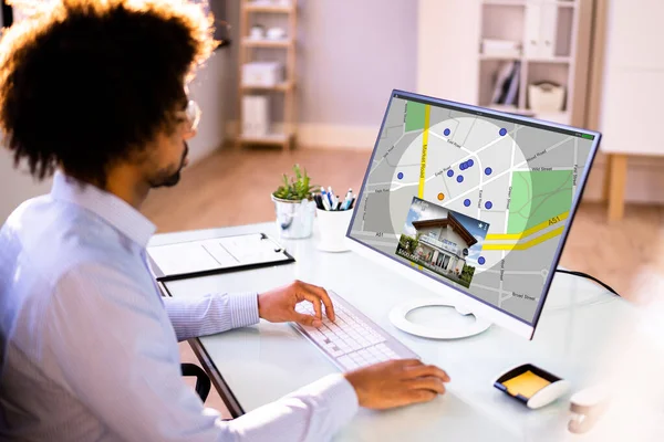 アフリカ系アメリカ人 地図の上で不動産を検索 — ストック写真