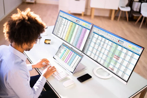 Data Analist Afrikaanse Man Met Behulp Van Spreadsheet Computer — Stockfoto