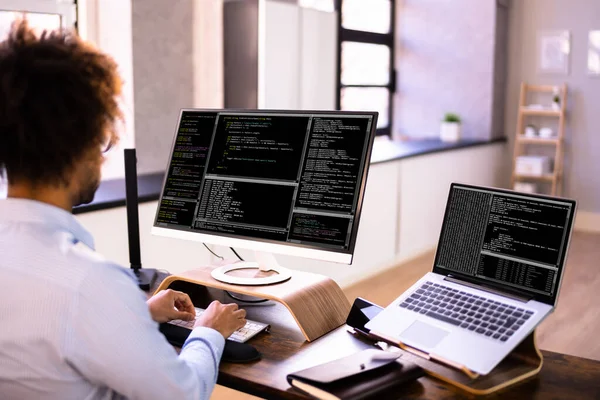 African American Coder Mit Computer Schreibtisch Webentwickler — Stockfoto