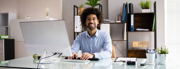 Happy Professional Man Werknemer Met Behulp Van Computer Voor Het — Stockfoto