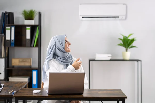 Mulher Muçulmana Feliz Trabalhando Escritório Com Condicionado — Fotografia de Stock