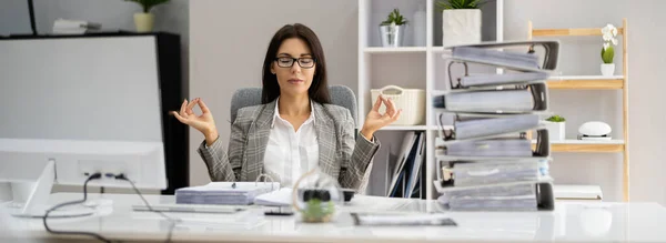 会計ストレス管理をする女 職場でのヨガの練習 — ストック写真