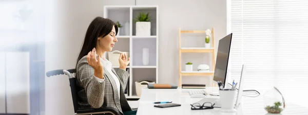 Gezonde Werknemer Yoga Meditatie Bij Corporate Office — Stockfoto