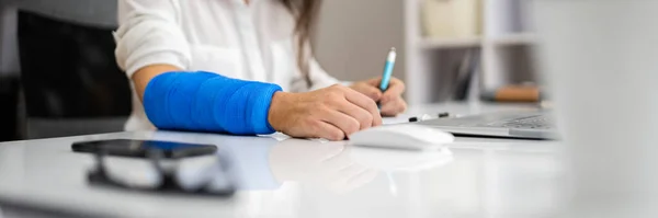 Arbeitnehmer Die Sozialleistungen Und Erwerbsunfähigkeitsversicherung Ausfüllen — Stockfoto