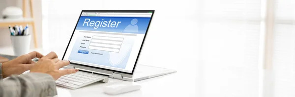 Online Web Registration Form Website Using Laptop — 스톡 사진