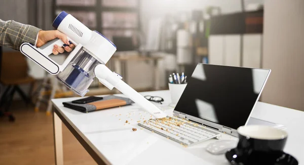 Cleaning Office Desk Using Cordless Vacuum Cleaner — Stockfoto