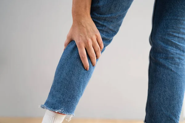 Restless Legs Pain Woman Touching Hurt Leg — Stock Photo, Image