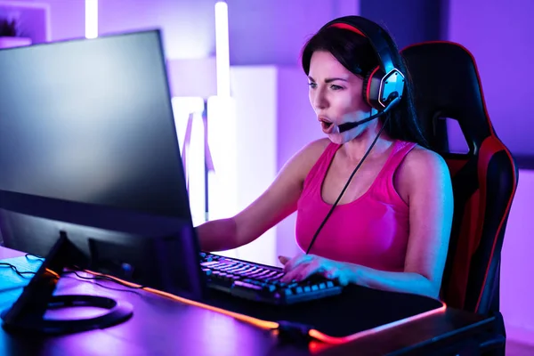 Online Cyber Gaming Girl Τεχνολογίας Παίζοντας Παιχνίδι Στο Διαδίκτυο — Φωτογραφία Αρχείου