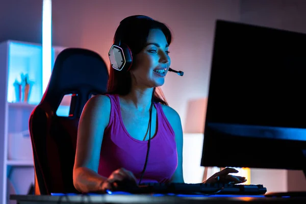 Online Player Γυναίκα Ακουστικά Χρησιμοποιώντας Υπολογιστή — Φωτογραφία Αρχείου