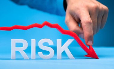 Finans sektörüne daha az riskle yatırım yap. Düşme Riski