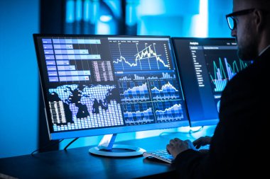 İş Analisti KPI Kontrol Paneli Kullanarak Geç Saatlere Kadar Çalışıyor