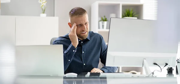 Estresado Triste Hombre Negocios Infeliz Con Dolor Cabeza — Foto de Stock