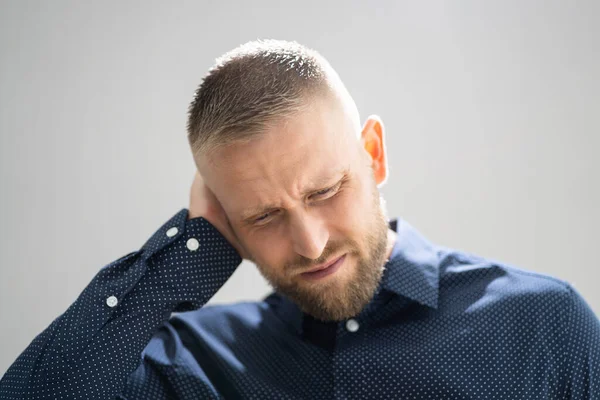 耳痛和疼痛 与Otitis Externa的不快乐男人 — 图库照片