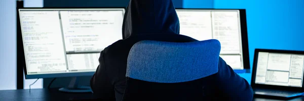 Hacker Usando Computador Para Escrever Cyber Security Exploit Software Program — Fotografia de Stock