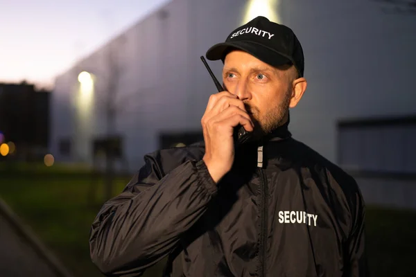 Beveiligingsbeambte Gebruikt Walkie Talkie Radio Nachts — Stockfoto