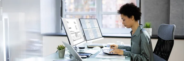 Bedrijfsboekhouder Berekening Van Belastingfactuur Office — Stockfoto