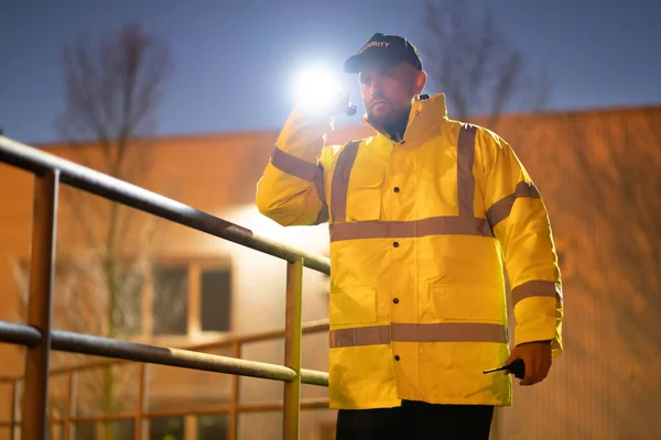 Guarda Segurança Andando Perímetro Construção Com Lanterna Noite — Fotografia de Stock