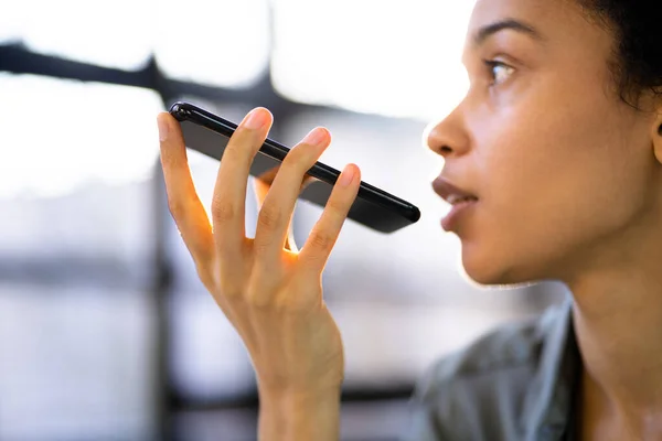 Νεαρή Γυναίκα Που Χρησιμοποιεί Λειτουργία Αναγνώρισης Φωνής Στο Κινητό Τηλέφωνο — Φωτογραφία Αρχείου