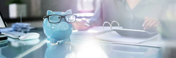Piggybank的财务顾问储蓄计算 — 图库照片