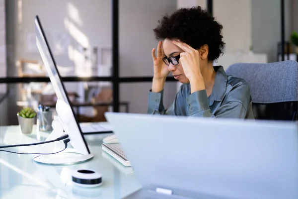 Africano Mulher Negócios Cansado Perturbado Com Cabeça Ache — Fotografia de Stock