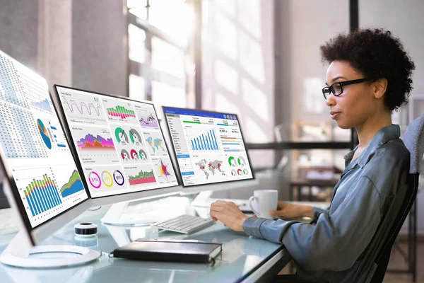 Africano Americano Dados Negócios Analista Mulher Usando Computador — Fotografia de Stock