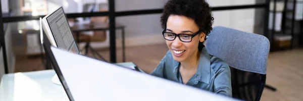 African Woman Staff Using Computer Inglés Personal Negocios Oficina —  Fotos de Stock