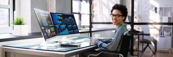 Mujer Analista Datos Empresarial Usando Pantalla Computadora — Foto de Stock