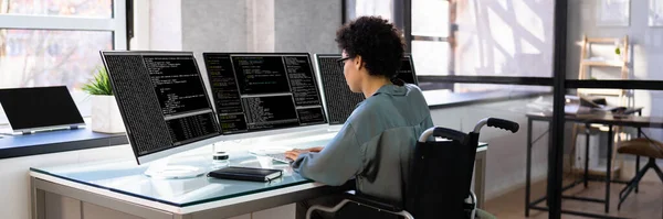 Afroamerikansk Kvinnlig Programmerare Flicka Kodning Datorn — Stockfoto