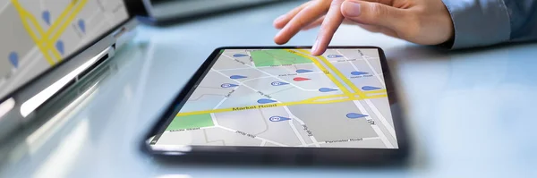 Wyszukiwanie Lokalizacji Mapie Gps Online Pomocą Tabletu — Zdjęcie stockowe