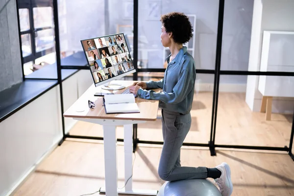 Video Conference Call Använda Elektrisk Justerbar Höjd Stående Skrivbord — Stockfoto