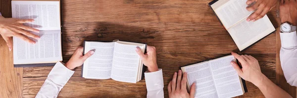 Gruppe Von Menschen Studiert Und Liest Bibel — Stockfoto