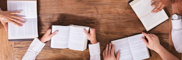 Grupo Personas Estudian Leen Biblia — Foto de Stock