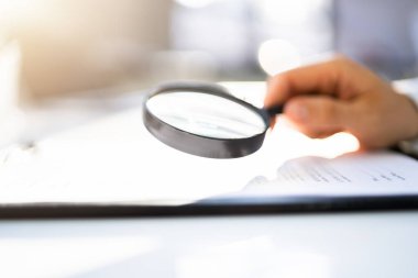 Belge Büyüteç aracılığıyla bakarak işadamı
