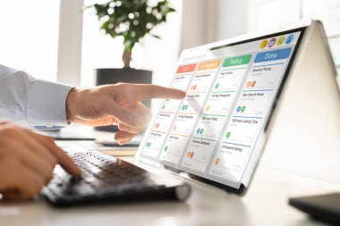 Ofiste Çevik Yazılım Kullanan Proje Yöneticisi